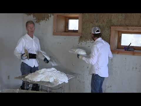 Видео: Штукатурка соломенных блоков известковой штукатуркой