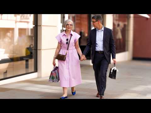 Видео: Элегантность в любом возрасте: уличная мода Лондона для людей старше 50, 60 и 70 лет 🇬🇧 2025