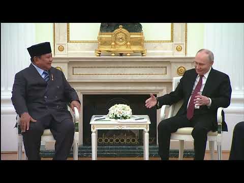 Видео: «Не только же в Индию вам летать!»: Прабово с улыбкой пригласил Путина в Индонезию
