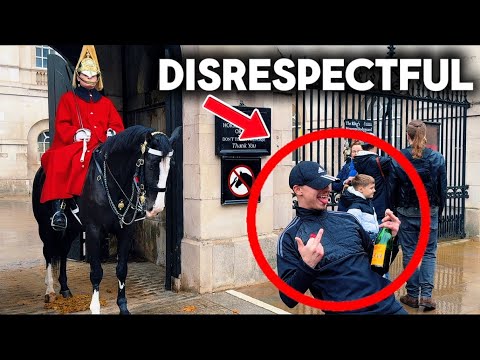 Видео: Непочтительный грубый идиот бросает грязные пальцы в туристов