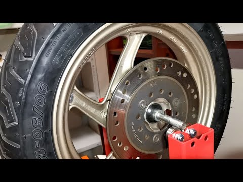 Видео: Замена резины на скутере Honda Lead 110 (2008 года) ч.2 (переднее колесо) #Honda #Lead