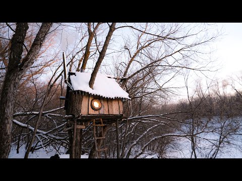 Видео: Как ДОМ НА ДЕРЕВЕ переживает ЗИМУ | Лучшая ПЕРЕПРАВА через РЕКУ