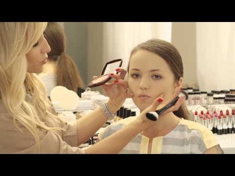 Видео: Визуальная коррекция круглой формы лица от Avon