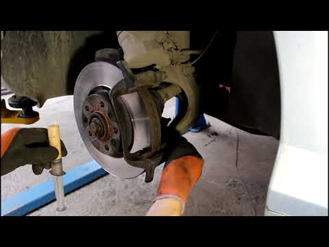 Видео: Замена передних тормозных колодок на Peugeot 407 1,8 Пежо 407 2005 года