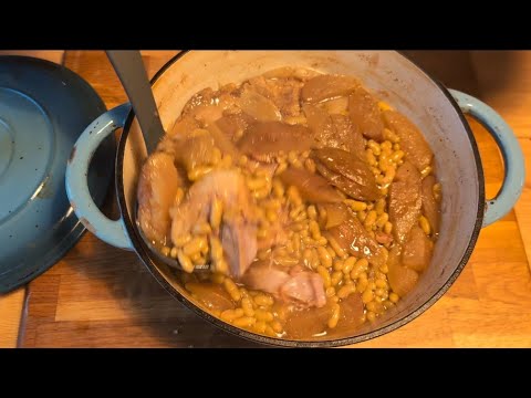 Видео: Четверг по традиции. Изысканная французская кухня за считанные минуты. Свинина в сидре с фасолью ...