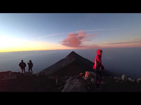 Видео: Вулкан Акатенанго. Подъем на вершину. Путешествие в Гватемалу