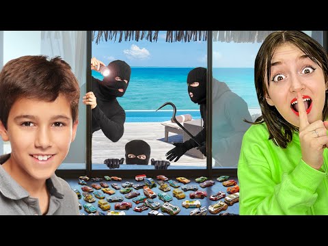 Видео: ОДНИ ДОМА !! Спрятались в секретной комнате !!