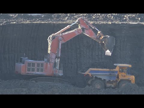 Видео: Экскаватор Hitachi EX1200 грузит самосвалы Белаз часть 1