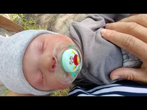 Видео: Перевдягання і годування Мар'яна, невеличка прогуляночка у дворі