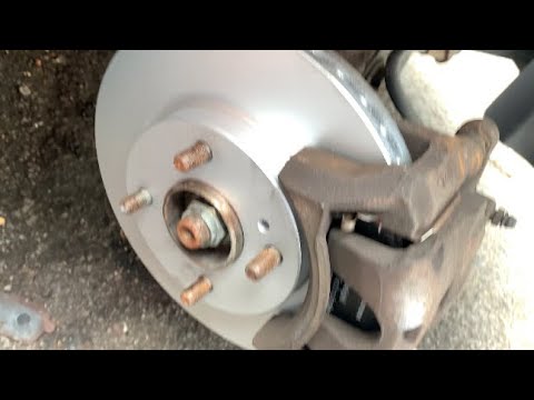 Видео: Замена передних тормозных дисков и колодок Ford Fiesta (MK7)