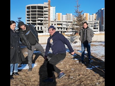 Видео: Зос фильм Үнэнч дайсан киноны уран бүтээлчид тэвэг тоглоцгоов. Хэрхэн үсэрсэнийг хүлээн авч үзнэ үү?