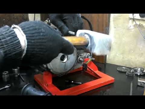 Видео: Разбираем двигатель Suzuki Djebel 250 для замены коленчатого вала