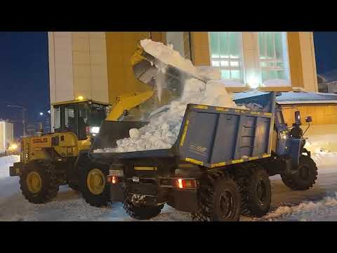 Видео: Уборка снега в детском саду Яр - Сале