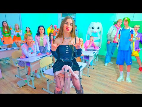 Видео: ЦЕЛА ШКОЛА СЕ ПЛАШИ ДИАНЕ! Ко ће постати нови капитен навијачица Bunny? 😱