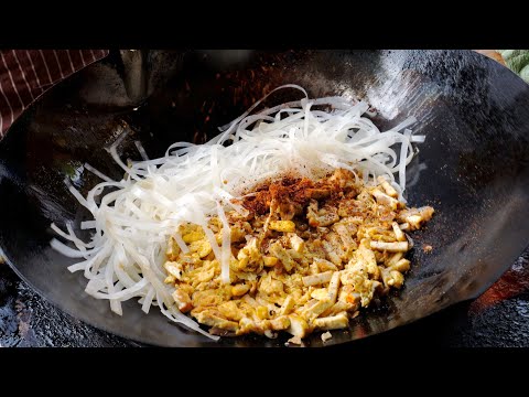 Видео: Удивительное мастерство вока! Тайский мастер Spicy Pod | Тайская уличная еда