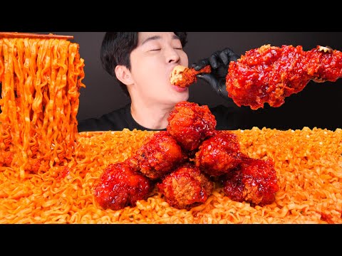 Видео: есть жареную курицу и острую лапшу. FRIED CHICKEN🍗 CARBO FIRE NOODLES MUKBANG | 먹방