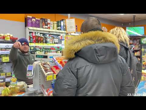 Видео: КАССИР НАБРОСИЛСЯ НА БЛОГЕРОВ!
