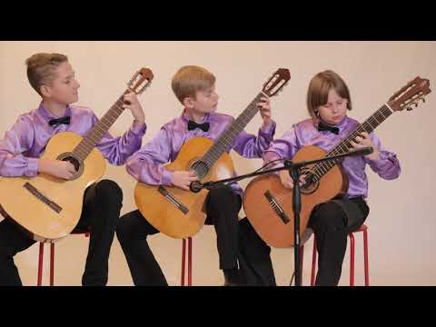 Видео: Ансамбль гитаристов "Классик". Л. Иванова "Танец"