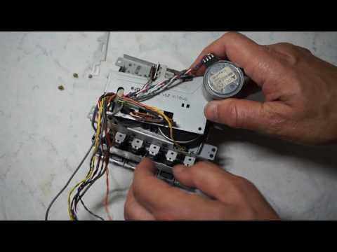 Видео: Panasonic RX-CW200L. Часть 3. Замена пасиков на протяжке.