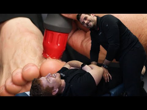 Видео: Доктор Алек лечит доктора Уоррена от дерматита │ Хиропрактическая коррекция и ударно-волновая тер...