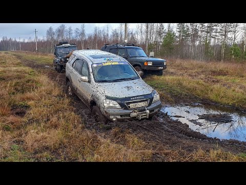 Видео: Land Rover и Kia Sorento достойно едут по бездорожью / Rover сорвался с моста