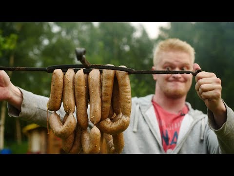 Видео: КРУТИМ КОЛБАСКИ! КОПТИМ и ЖАРИМ на гриле! (кишочки в мешочке =))