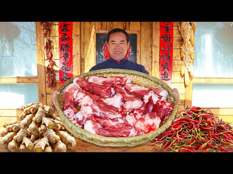 Видео: Два корзины свиных костей, тушенных в пряном имбире! Ешь мясо, пей костный мозг! | Дядюшка гурман