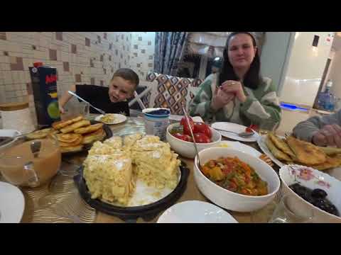 Видео: У нас сегодня ДВА ПОВАРА на КУХНЕ/ЖАРИМ ЧЕБУРЕКИ готовим ДОМАШНЕЕ МОРОЖЕННОЕ/ВНУЧОК УДИВЛЯЕТ #vlog