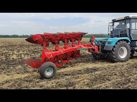 Видео: Работа оборотного плуга AGRO-MASZ PO 4+1 с трактором БТЗ-244К