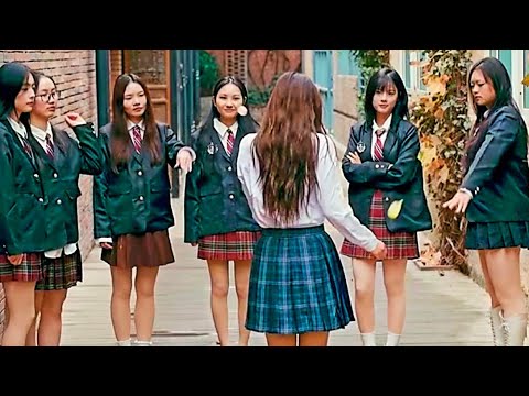 Видео: ❤️Влюбила в себя сразу двоих❤️ Transferred to school and made two guys fall in love with her❤️