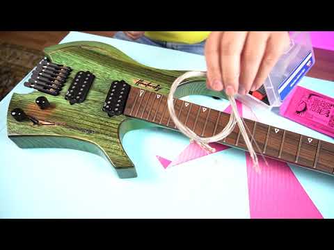 Видео: Как поменять струны на безголовой гитаре