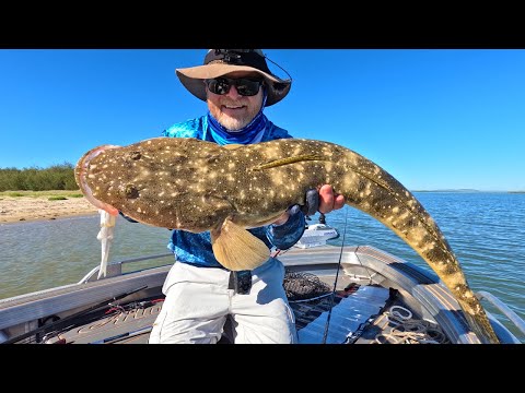 Видео: Флэтс ЗАЖГИТЕ! | Охота на ГИГАНТОВ на глубине 3 футов!