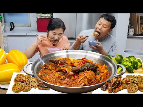Видео: Корейская домашняя еда | Тушеная скумбрия и кимчи, гарниры АСМР МУКБАНГ EATING SHOW