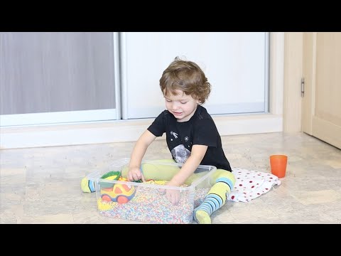 Видео: ИГРЫ С ЦВЕТНЫМ РИСОМ - развивающие занятия для детей 2-3 лет