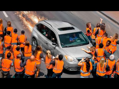 Видео: Когда машины не останавливаются перед протестующими!
