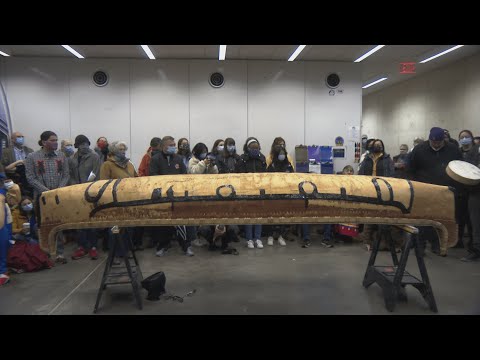 Видео: Художник из коренных народов строит каноэ из бересты