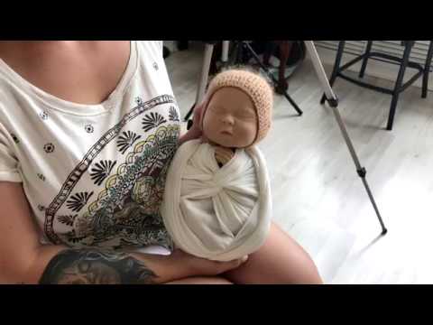 Видео: Обмотка малыша при съёмке новорожденных. Вариант 2