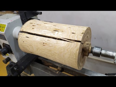Видео: Woodturning -A Beautiful vase made of oak and epoxy ! Ваза из дуба и эпоксидки !