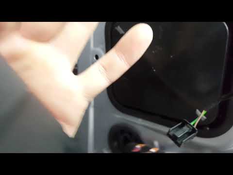 Видео: Как снять обшивку (дверную карту) передней двери Шкода Октавия