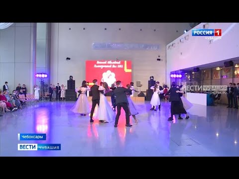 Видео: В Театре оперы и балета прошел бал, посвященный 15-летию  Чебоксарской гимназии №5