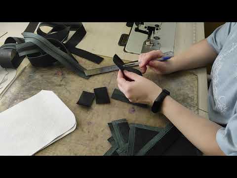 Видео: Часть 2.Спуск деталей для сумки.Обзор машины для спуска края кожи Аврора.