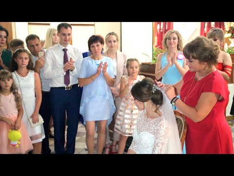 Видео: У невесты снимается фата, обряд на свадьбе