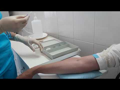 Видео: 031. Учимся ставить капельницу. Студентка второго курса на практике.