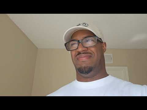 Видео: Когда парни ведут себя так, будто они слишком крутые, чтобы испугаться в лабиринте на Хэллоуин