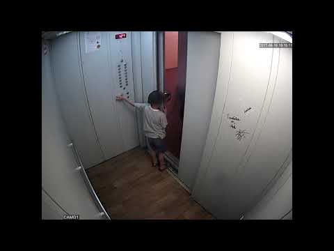 Видео: Ребёнок застрял в лифте