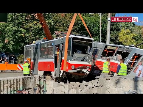 Видео: Как трамвай без ватман разруши част от подлез и повреди коли в София