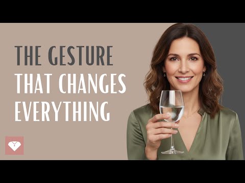 Видео: Почему женщины из элиты пьют воду из бокала для вина (а вы все еще этого не делаете)?