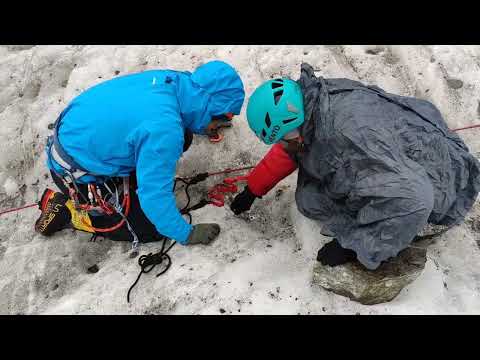 Видео: Спасработы. Спасение из ледовой трещины