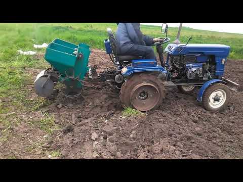 Видео: Садіння картоплі модернізованою саджалкою до мототрактора.