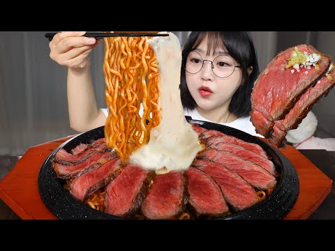 Видео: Острые лапша Бульдак с стейком и сыром 🔥🥩Mukbang ASMR
